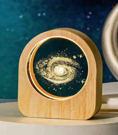 Dekorativ lampa i galaxform med LED-ljus, perfekt för vetenskaplig eller kosmisk dekoration i ett sovrum eller kontor.