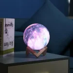 3D-månlampa med trästöd, idealisk för inredning, avkopplande atmosfär och nattlig stämning, som representerar månens yta med realistiska detaljer.