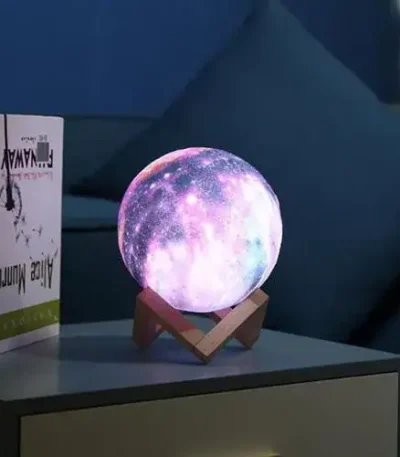 3D-månlampa med trästöd, idealisk för inredning, avkopplande atmosfär och nattlig stämning, som representerar månens yta med realistiska detaljer.