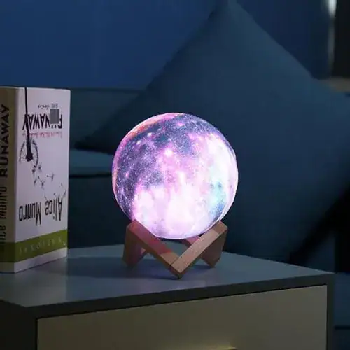 3D-månlampa med trästöd, idealisk för inredning, avkopplande atmosfär och nattlig stämning, som representerar månens yta med realistiska detaljer.