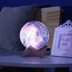 3D-månlampa med trästöd, stämningsfull dekoration för sovrum eller vardagsrum, mjukt och lugnande ljus, dekorativt vetenskapligt objekt.
