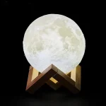 Realistisk 3D-månlampa på trästöd, mjukt ljus, inredning inspirerad av astronomi, idealisk för en varm och kosmisk atmosfär.