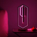 Dekorativ lampa i form av en neonrosa diamant, idealisk för en modern och färgglad atmosfär i ett rum.
