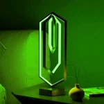 LED-lampa i form av en diamant, klar grön belysning, modern inredning för hemmet, futuristisk atmosfär, idealisk för vardagsrum eller sovrum.