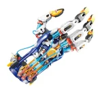Modell av mekanisk robotarm med flera leder och färgglada plastkomponenter, som illustrerar modern robotikteknik.