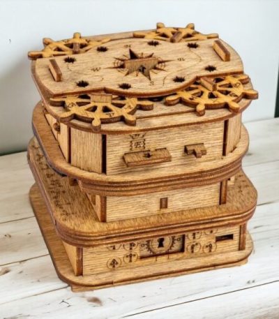 Vintage träklocka med kugghjul och mekanismer, vetenskaplig trädekoration, hantverksobjekt för samling eller inredning.