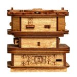 Vintage träklocka med synlig mekanism, vetenskaplig och retrodekoration, idealisk för entusiaster av industriell design och originella dekorationsobjekt.