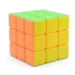 Rubik's kub med klara färger, perfekt för kontorsinredning eller vetenskapligt utrymme.