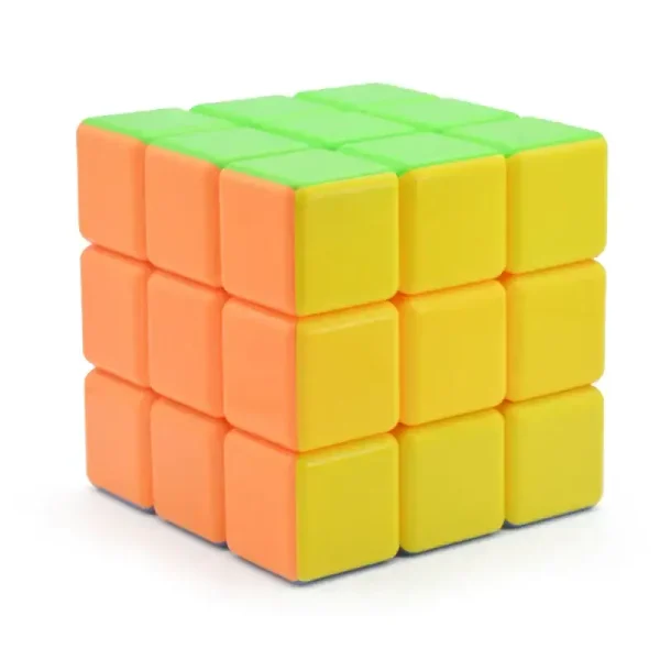 Rubik's kub med klara färger, perfekt för kontorsinredning eller vetenskapligt utrymme.