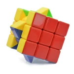 Färgglad Rubik's kub med röda, gula, gröna och blå bitar, i rotationsläge, som illustrerar en logik- och pusselutmaning.