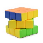 Färgglad Rubiks kub, pusselleksak och dekoration för kontor eller vardagsrum.