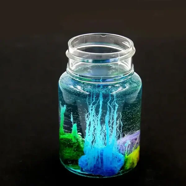 Glasvas som innehåller ett vetenskapligt experiment med färgade vätskor och bubblor, som illustrerar ett fängslande kemiskt eller fysikaliskt fenomen.