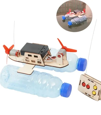 Hemmagjord vattenperiskop med motor, kontroller och plastflaskor, idealiskt för utbildningsprojekt och vetenskapliga experiment.