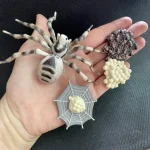 Vetenskaplig dekorationstillbehör med spindel, spindelnät och laboratorieelement.