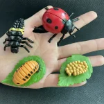 Dekorativa tillbehör i form av insekter och blad för inredning.