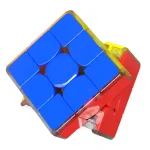 En flerfärgad Rubik-kub med blå, röda, gula och gröna bitar, presenterad i vinkel för att framhäva sina klara färger och geometriska former.