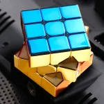 Blå och guldfärgad metallisk Rubik's kub, vetenskapligt pussel, perfekt för dekoration och mental stimulans.