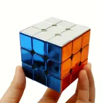 Färgglad Rubik's kub, tankespel för att stimulera sinnet och testa logik.