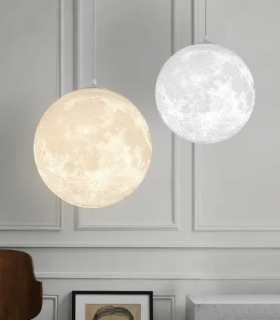 Hängande lampa i form av en måne, stämningsbelysning för inomhusbruk.