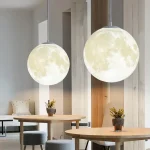 Hängande lampa i form av en måne för inredning.