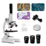 Laboratoriemikroskop med objektiv, objektglas och tillbehör för noggrann vetenskaplig observation.