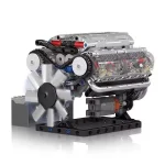 LEGO-modell av vetenskapsmotor med detaljerade delar, inklusive fläkt, kolvar och mekaniska komponenter, som illustrerar teknik och mekanik.