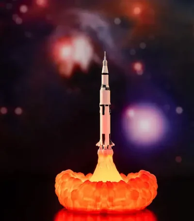 Raket under lansering med explosion av orange rök, som illustrerar ett vetenskapligt experiment eller en miniatyrmodell av raket i en utbildande eller dekorativ kontext.