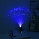 Blå fiberoptisk lampa som skapar en spektakulär ljuseffekt i mörkret. Perfekt för inredning eller som innovativt vetenskapligt objekt.