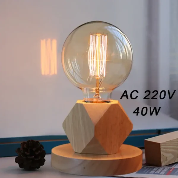 Vintage LED-lampa med träbas för inredning.