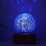 Dekorativ LED-lampa i form av en boll med stjärnljuseffekter i blått. Perfekt för inredning eller som ett lysande vetenskapligt objekt.