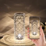 Transparent kristallvas med geometriskt mönster, perfekt för inredning eller som samlarobjekt. Perfekt för att framhäva blommor eller som dekorativt föremål.