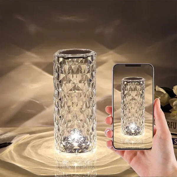 Transparent kristallvas med geometriskt mönster, perfekt för inredning eller som samlarobjekt. Perfekt för att framhäva blommor eller som dekorativt föremål.