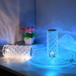 Transparent glasvas med blå LED-belysning, perfekt för inredning, modern och elegant atmosfär, perfekt för att framhäva blommor och dekorativa föremål.