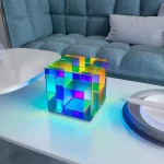 Vetenskapligt objekt i färgat glas med flerfärgad LED-belysning.