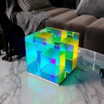 Lysande kub i akryl med färgade effekter, perfekt för vetenskaplig eller modern inredning, som ger en touch av ljus och färg till ditt hem.