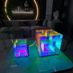 Två luminösa kuber i färgat akryl med LED-belysning, modern och originell dekoration för inomhus eller evenemang.