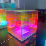 Luminös kub i färgat akryl för vetenskaplig inredning.
