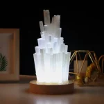 Dekorativ lampa i upplyst vit kristall, stalagmitstil, för modern inredning.