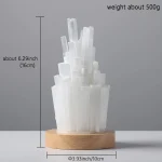 Translucent selenitkristall på 16 cm höjd, väger cirka 500 g, presenterad på en träbas, perfekt för dekoration och meditation.