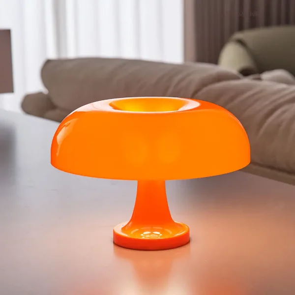 Orange bordslampa i blåst glas, modern och färgglad design, idealisk för inredning eller som vetenskapligt samlarobjekt.