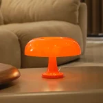 Orange bordslampa i glas, samtida design, idealisk för modern och elegant inredning.