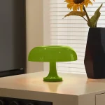 Grön bordslampa med samtida design, idealisk för att dekorera ett hem med stil och originalitet. Perfekt för att lägga till en färgklick i ditt vardagsrum eller arbetsutrymme.