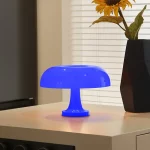Dekorativ lampa i form av en blå glas-svamp, idealisk för en originell och modern inredning.