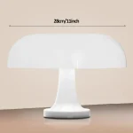 Vit skrivbordslampa med minimalistisk design, inspirerad av en svamp, perfekt för vetenskaplig eller modern inredning.