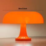 Designad bordslampa i orange, 28 cm, perfekt för inredning och stämningsbelysning.
