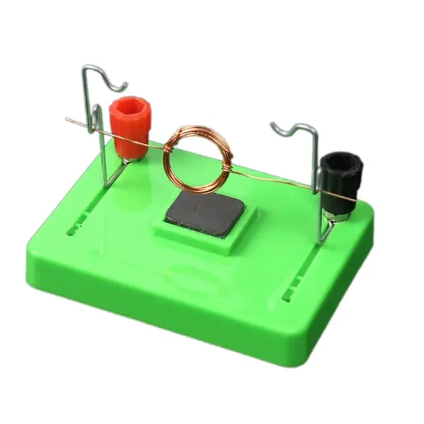 Demonstrationschip för elektromagnetisk induktion med kopparspole, magneter och grön plastbas, används för att illustrera principen för elektromagnetisk induktion i fysik.