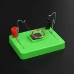 Demonstrationschip för elektricitet med spole, resistorer och trådar för vetenskapliga experiment.