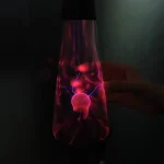 Skrivbordslampa i form av en flaska med elektrisk belysning och ljuseffekter.