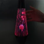 Färgglad plasma-lampa med synliga elektriska urladdningar inuti, som skapar en dynamisk ljuseffekt.