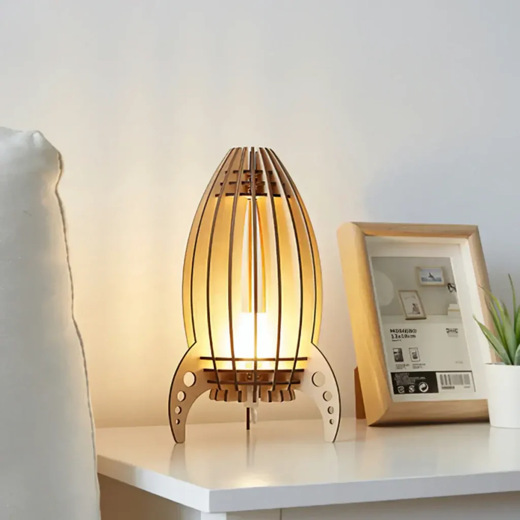Skrivbordslampa i trä med modern design och varmt ljus, idealisk för arbets- eller läsrum.